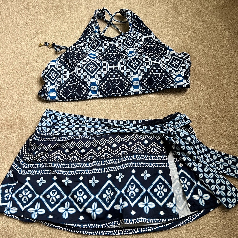 SOLD!! Tommy Bahama skirted 2 piece swimsuit (reversible) sz M